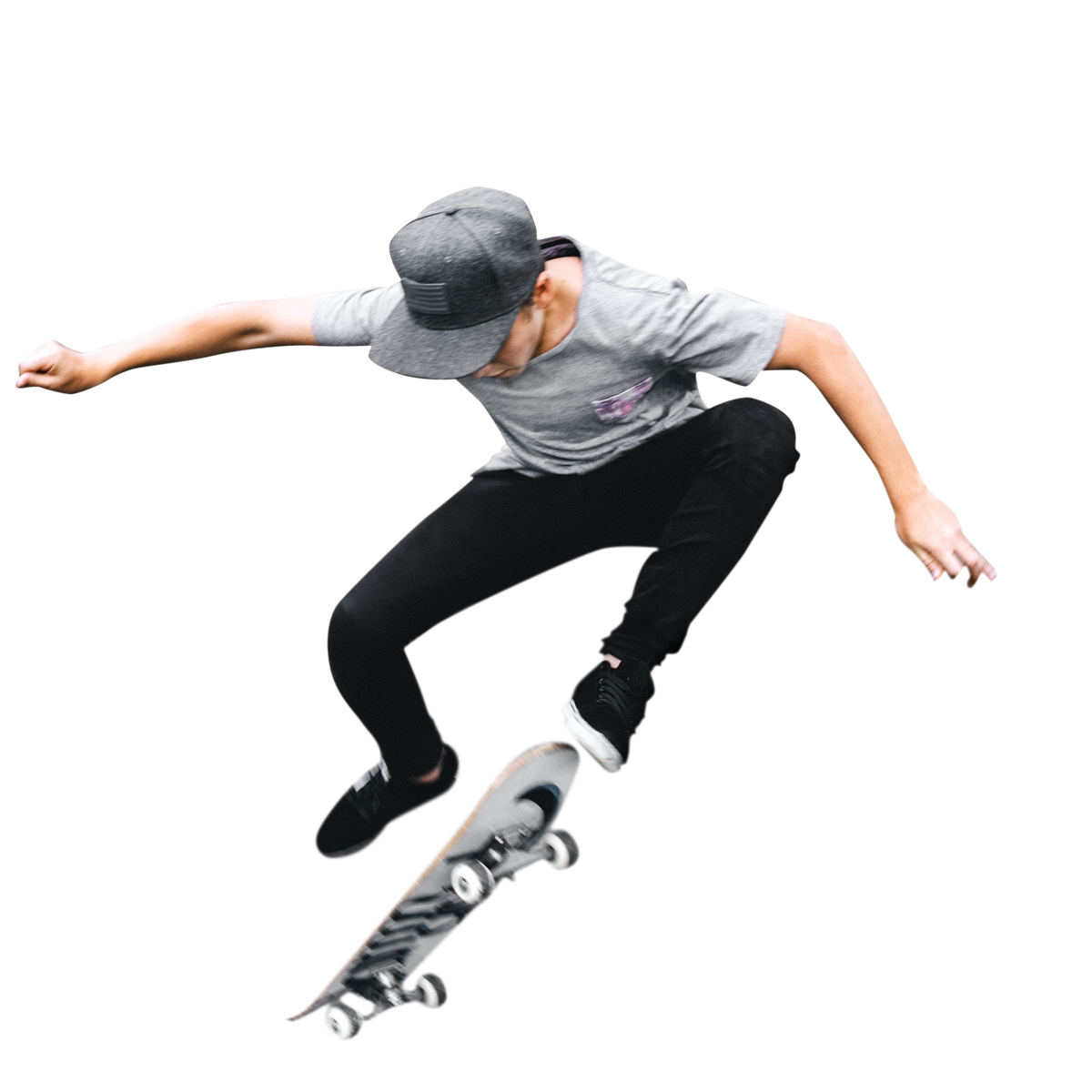 Junge mit sportlicher Kleidung, springend mit Skateboard