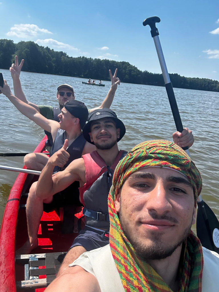 Selfie auf dem sommerlichen See: 4 Jungen in einem Boot