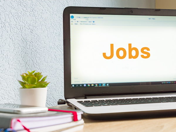 News: Stellen-Angebote, ein aufgeklappter Laptop mit dem Text JOB