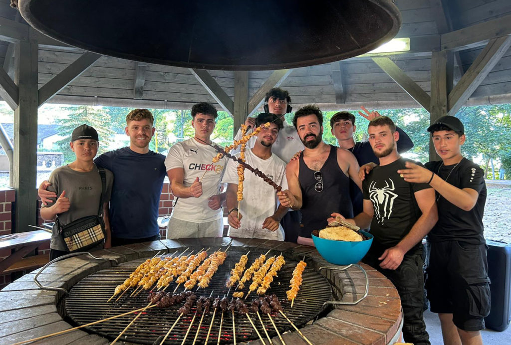 jungenarbeit_projekt-bruecken_grillen